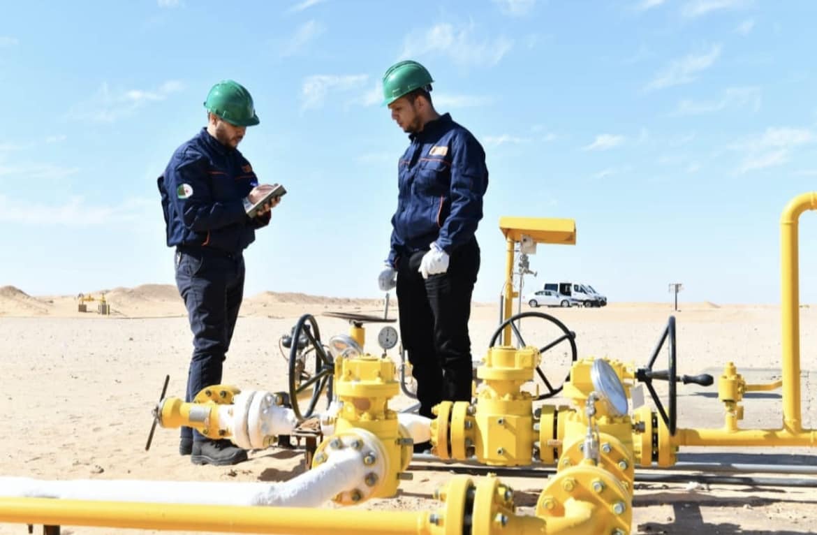 عاملان في أحد مشروعات النفط والغاز في الجزائر