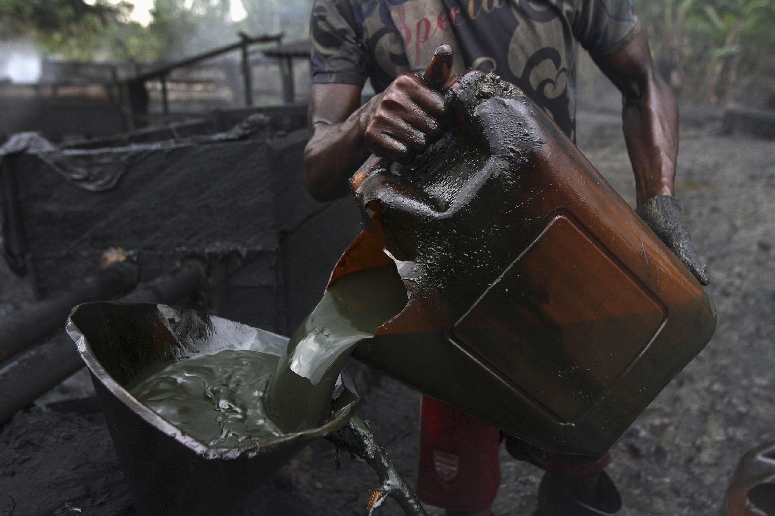 أحد مواقع تكرير النفط غير القانونية في نيجيريا