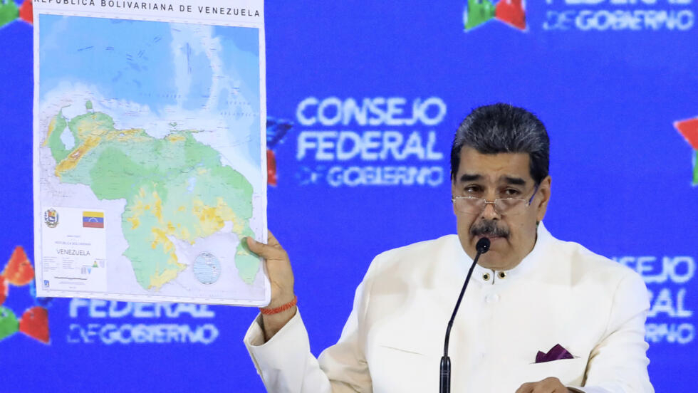الرئيس الفنزويلي نيكولاس مادورو يعرض خريطة تبرز منطقة إيسيكويبو ولاية فنزويلية جديدة