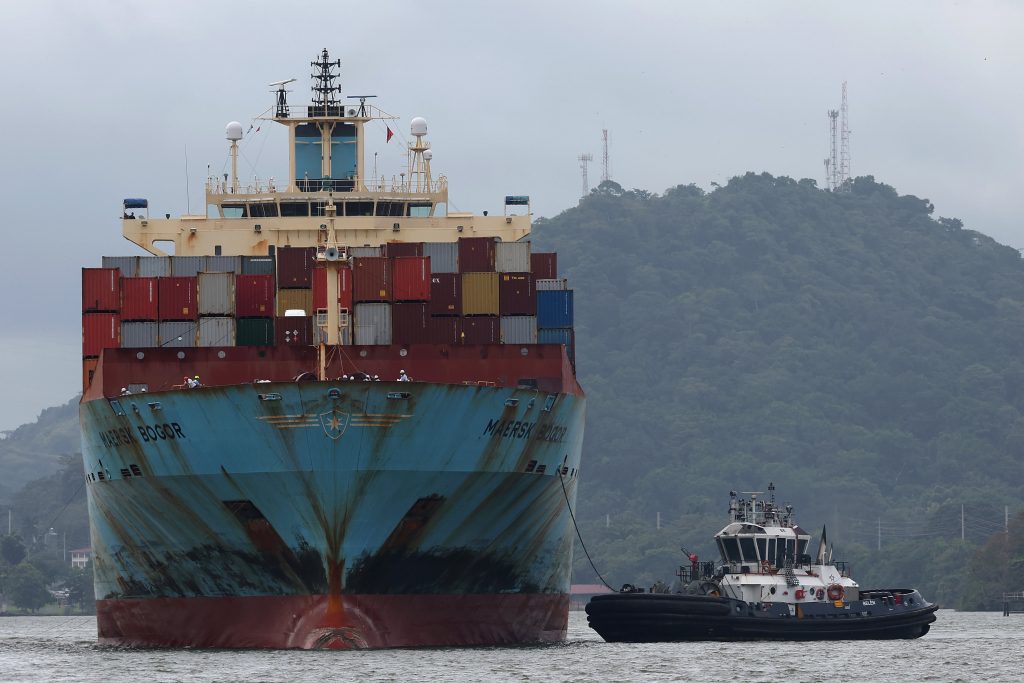 سفينة تحمل بضائع تنتظر المرور من قناة بنما