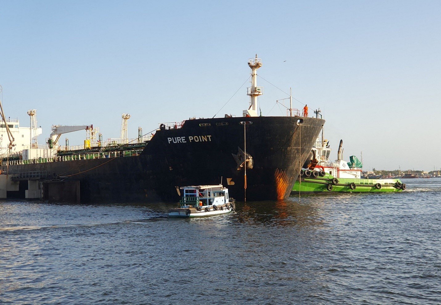 ناقلة النفط الروسية بيور بوينت ترسو في ميناء كراتشي بباكستان – الصورة من رويترز