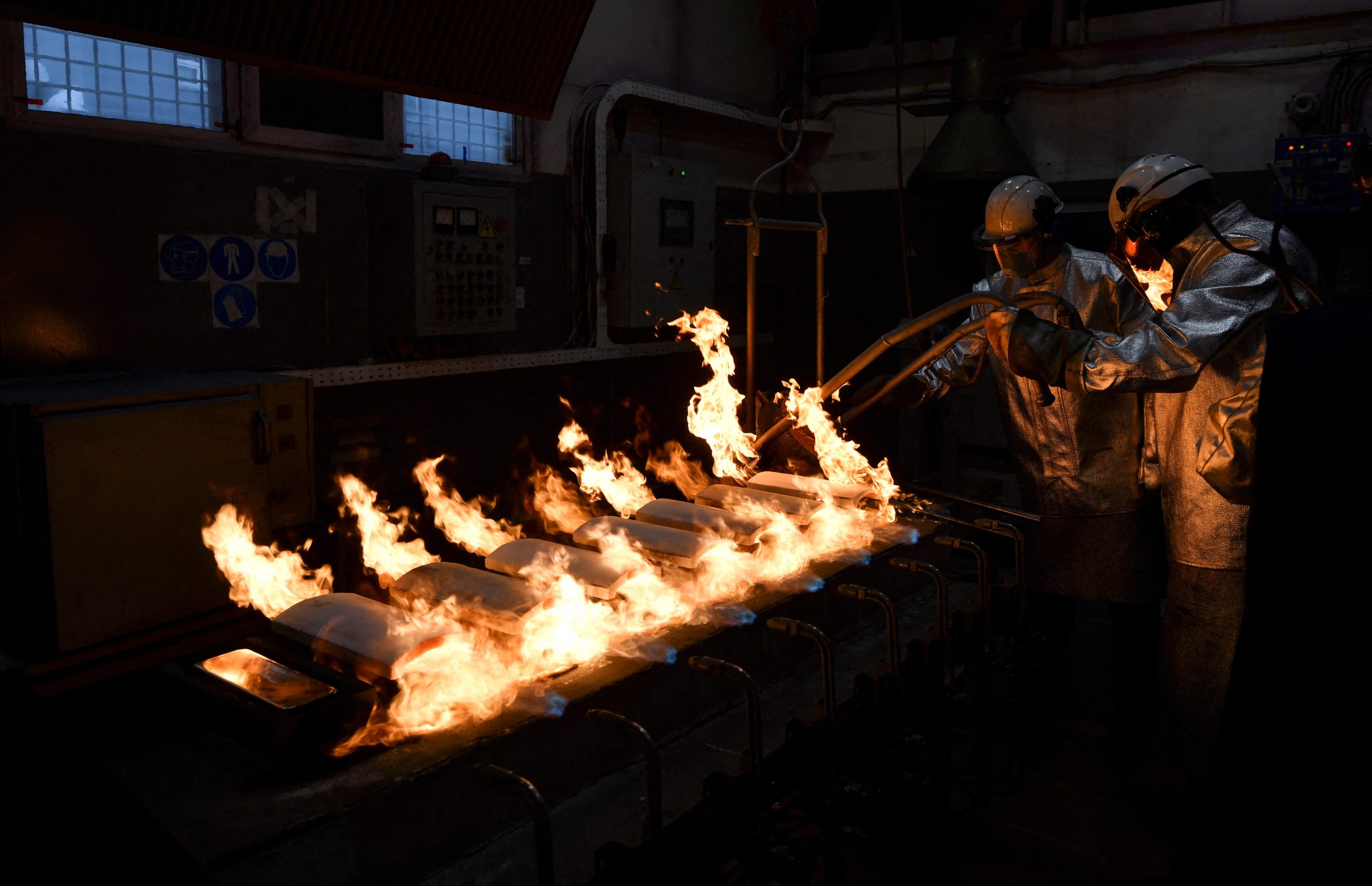 عملية إنتاج الذهب داخل أحد المصانع في روسيا