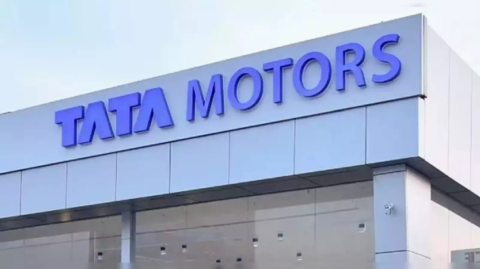 شعار شركة تاتا موتوز على إحدى البنايات