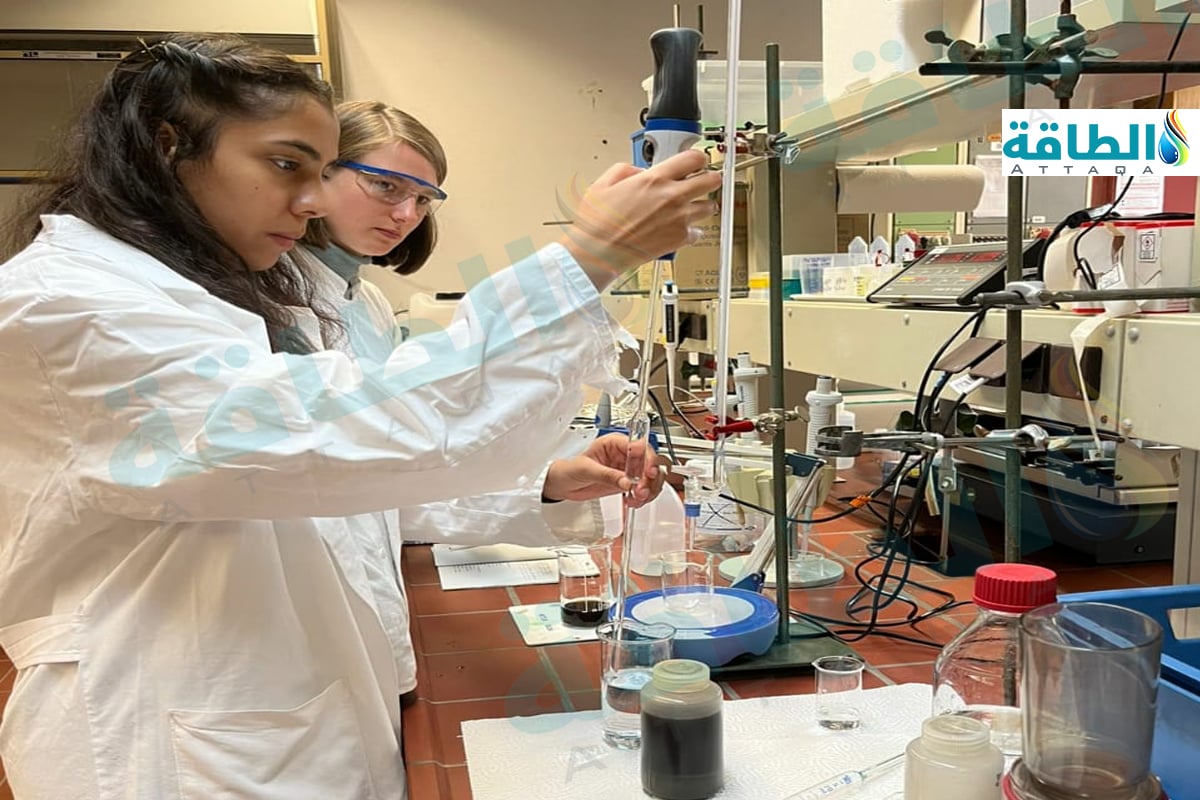 باحثة في جامعة عين شمس تجري تجربة لإنتاج الغاز الحيوي من المخلفات الزراعية