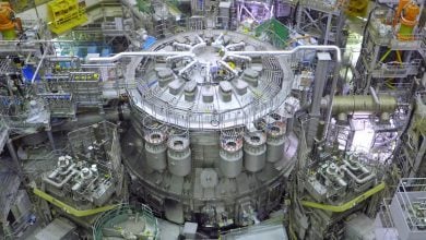 Photo of أكبر مفاعل تجريبي للاندماج النووي في العالم يدخل حيز التشغيل (صور)