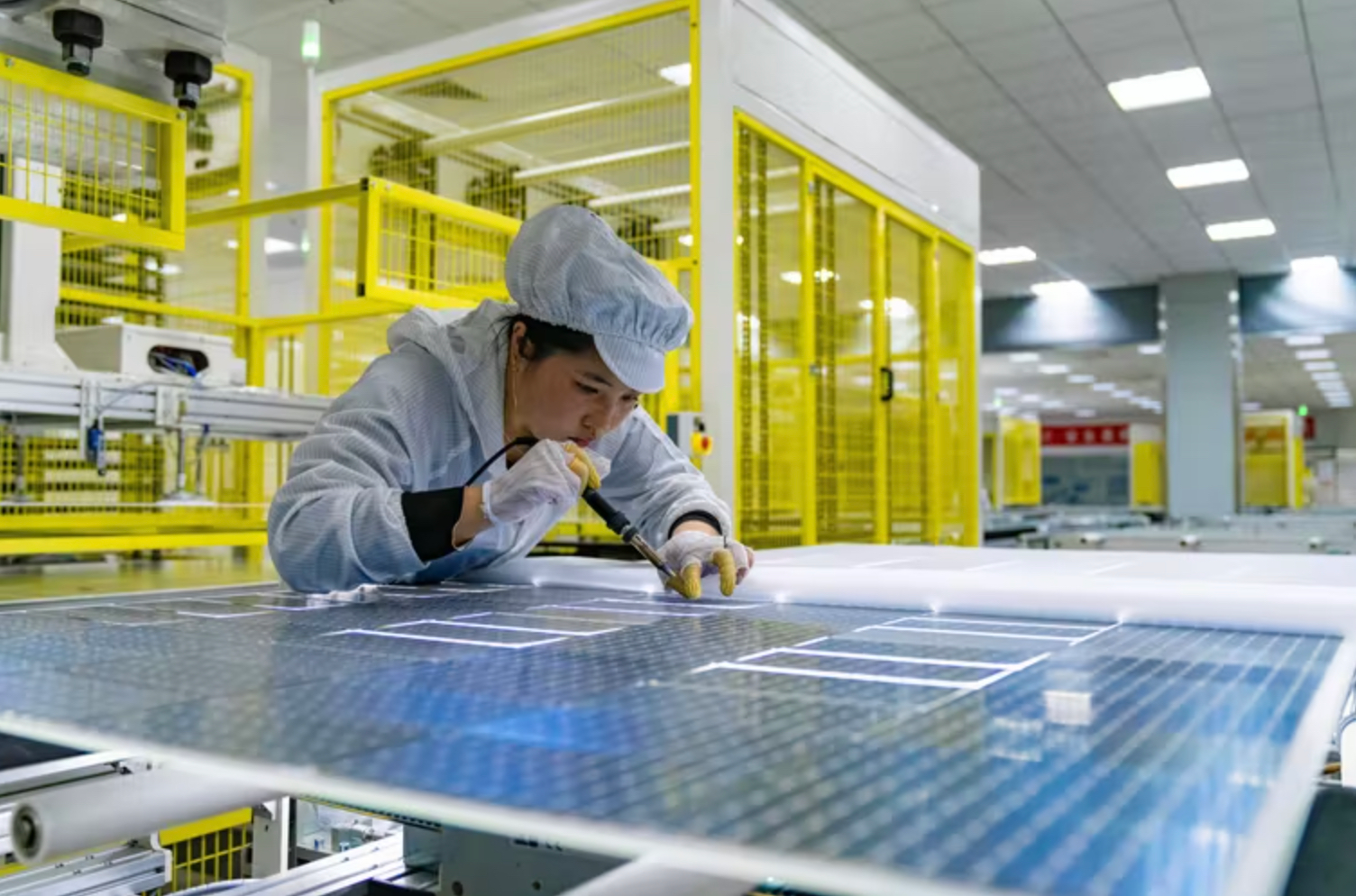 أحد مصانع الألواح الشمسية في الصين