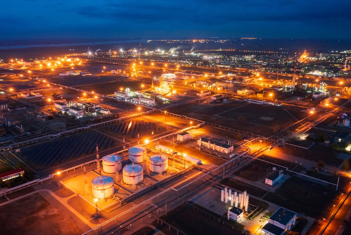 مصفاة النفط التابعة لشركة لوك أويل في مدينة فولغوغراد الروسية