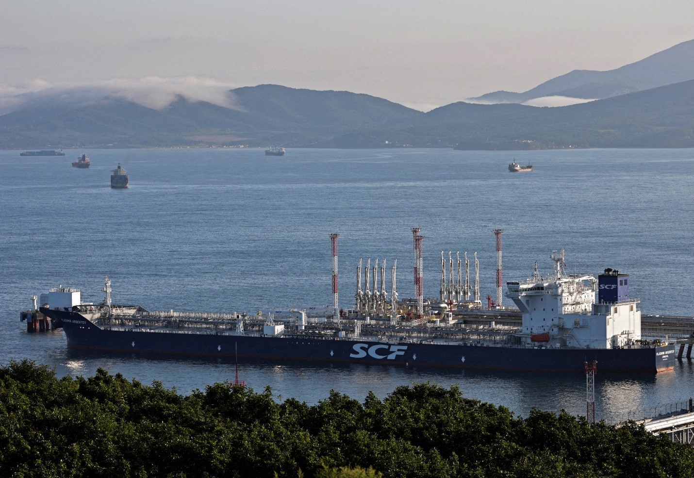 ناقلة النفط فلاديمير أرسينييف بالقرب من مدينة ناخودكا الساحلية في روسيا
