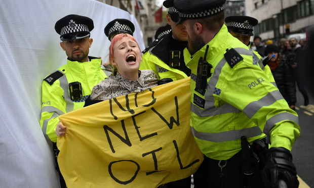 ناشطة تحتج في لندن ضد مشروع حقل روزبانك النفطي في بحر الشمال قبالة سواحل اسكتلندا