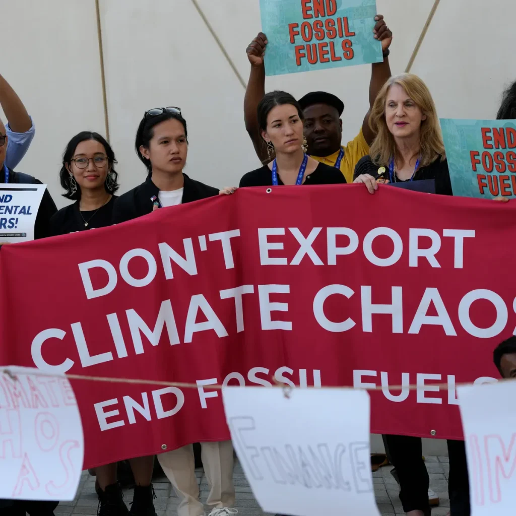 احتجاجات نشطاء البيئة ضد الوقود الأحفوري في قمة المناخ كوب 28