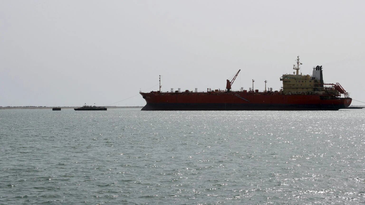 سفينة شحن تمر عبر ميناء الحديدة اليمني 
