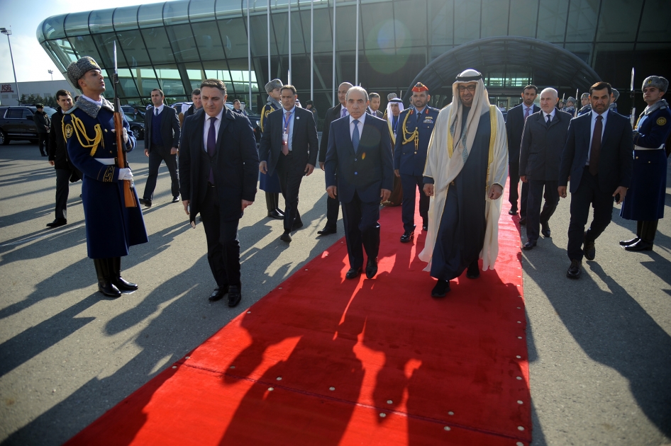 من مراسم توديع الرئيس الإماراتي في باكو