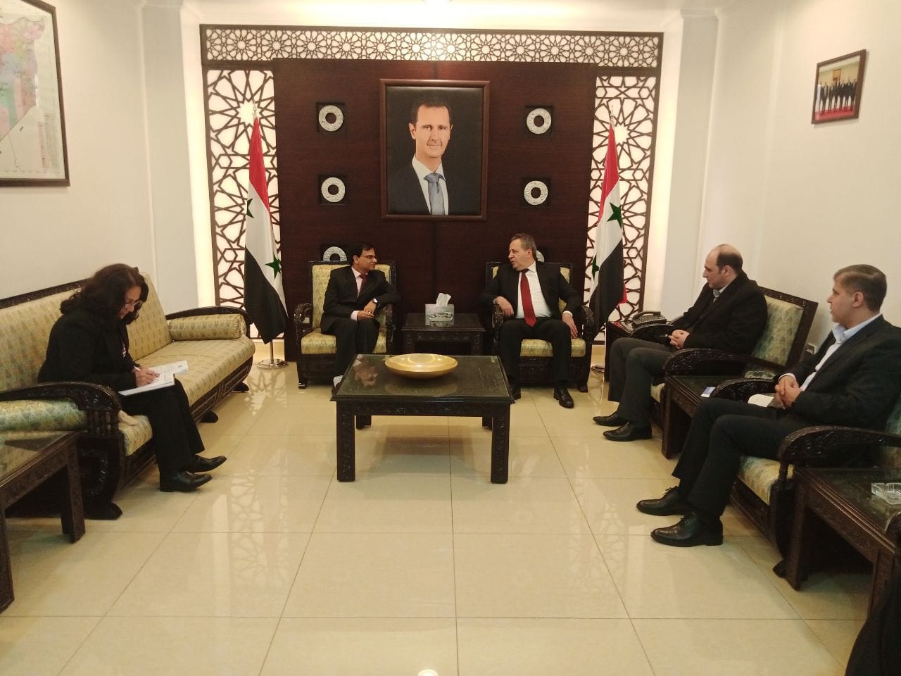 جانب من لقاء وزير النفط السوري مع السفير الهندي في دمشق