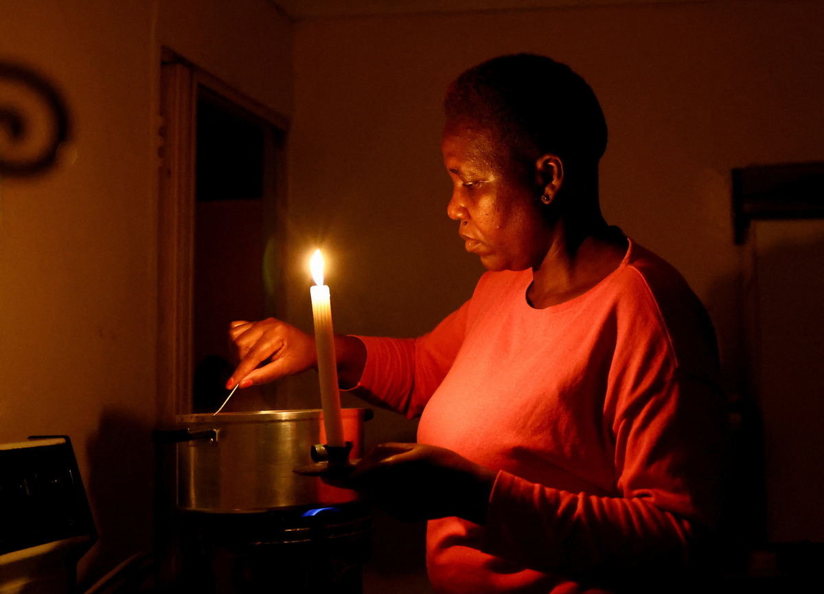 معاناة السكان بسبب أزمة الكهرباء في جنوب أفريقيا