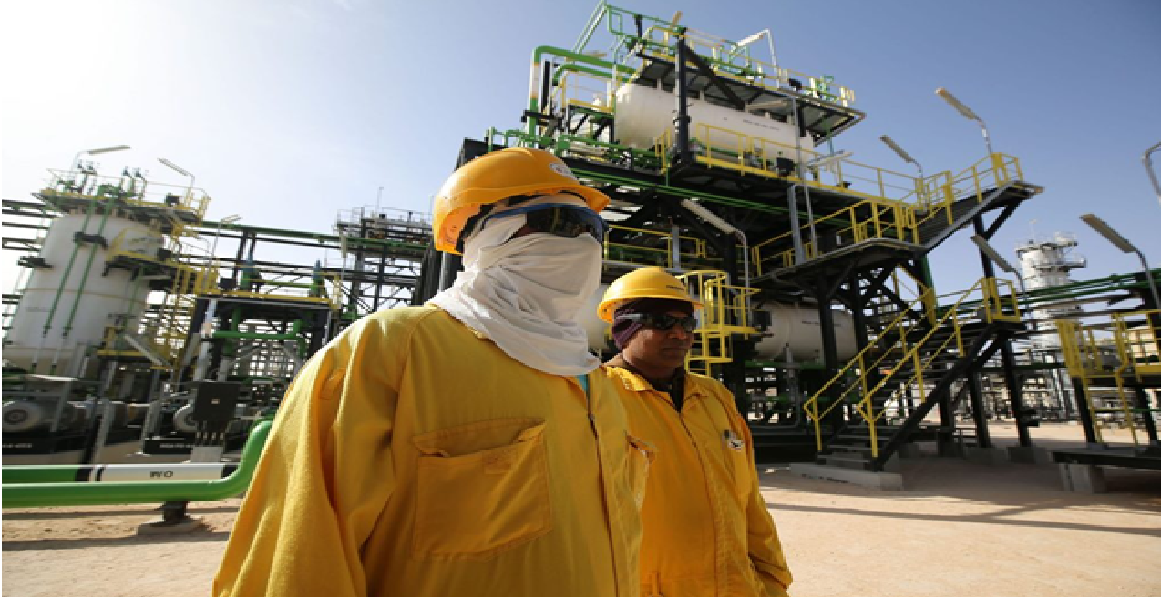 عمال في أحد مشروعات النفط والغاز الجزائرية