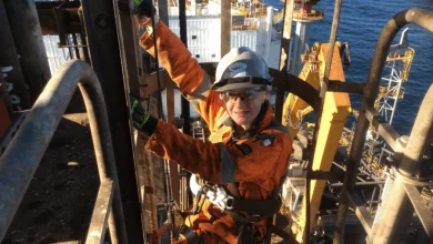 Photo of عاملات قطاع الطاقة في بحر الشمال يشكون من ملابس العمل الرجالية