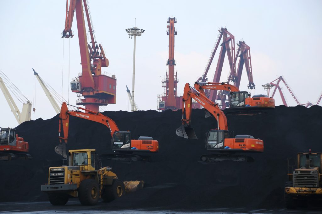رافعات تعمل على تفريغ شحنة من النفط المستورد في الصين