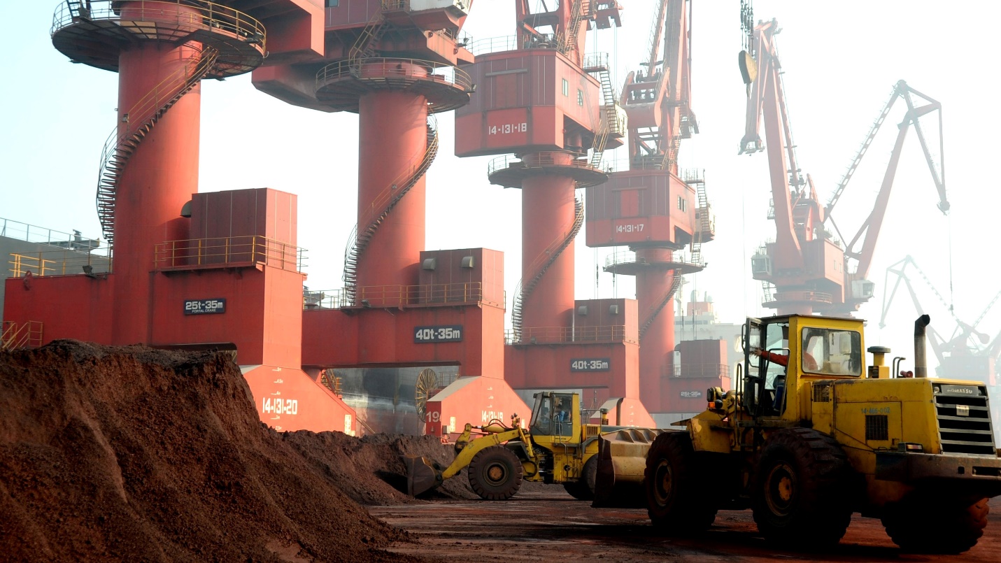 نقل التربة التي تحتوي على معادن أرضية نادرة للتصدير في ميناء بمقاطعة جيانغسو الصينية