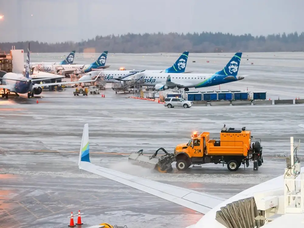 طائرات متوقفة في أحد المطارات بسبب الثلوج