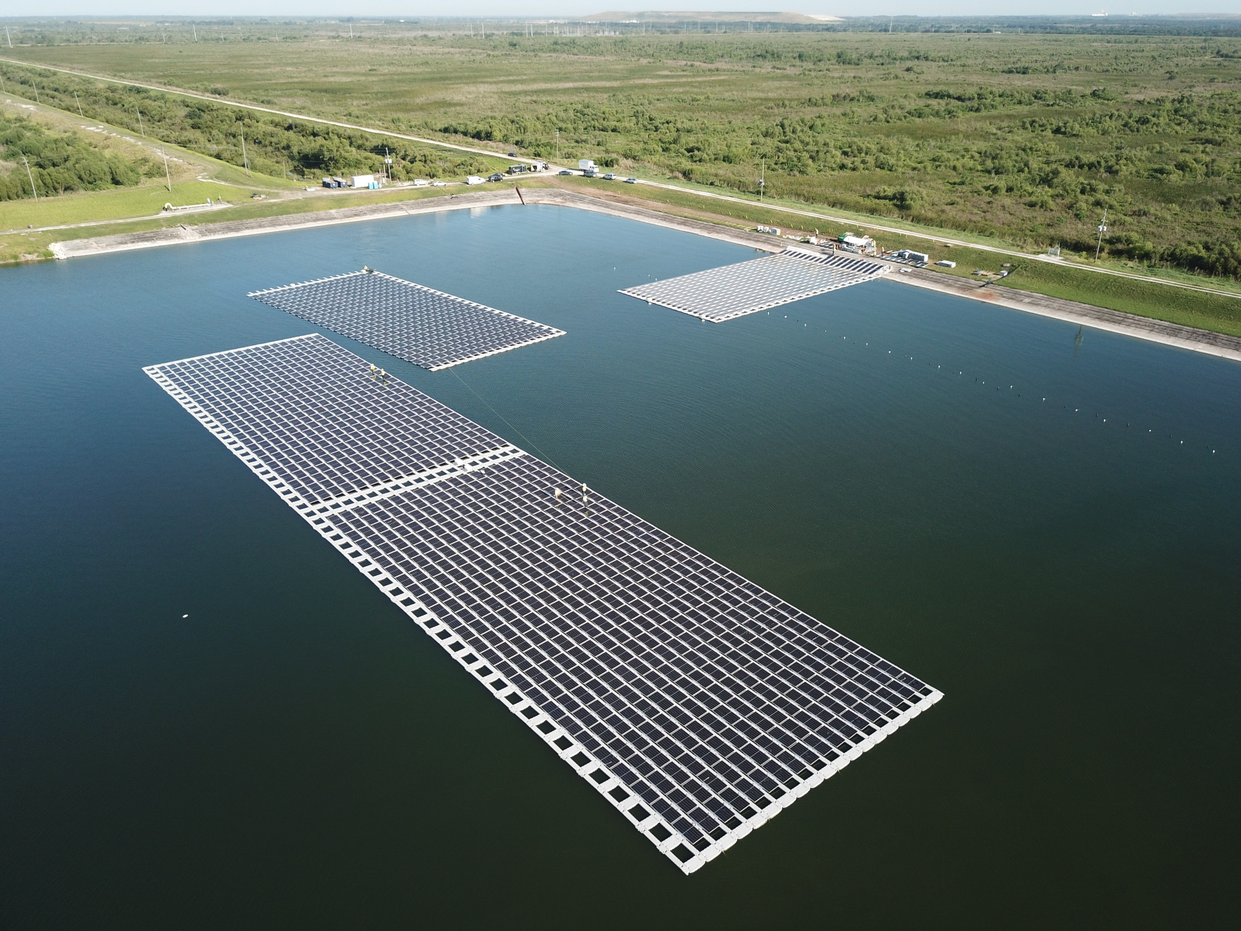 ألواح شمسية تطفو على المياه ضمن مشروع فلوريدا لتوليد الكهرباء