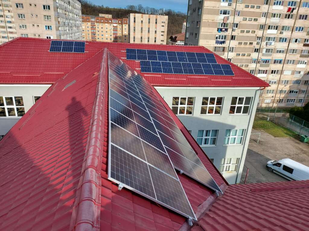 ألواح لتوليد الطاقة الشمسية في رومانيا فوق المنازل