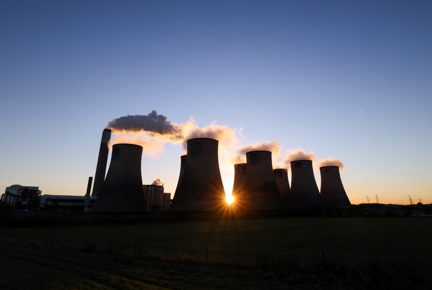 محطة كهرباء تعمل بالفحم في قرية راتكليف أون سور بالمملكة المتحدة 