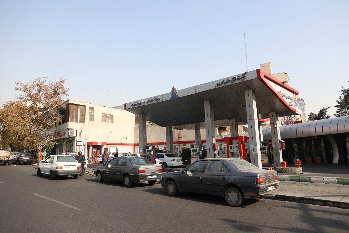 محطة وقود متعطلة في العاصمة طهران