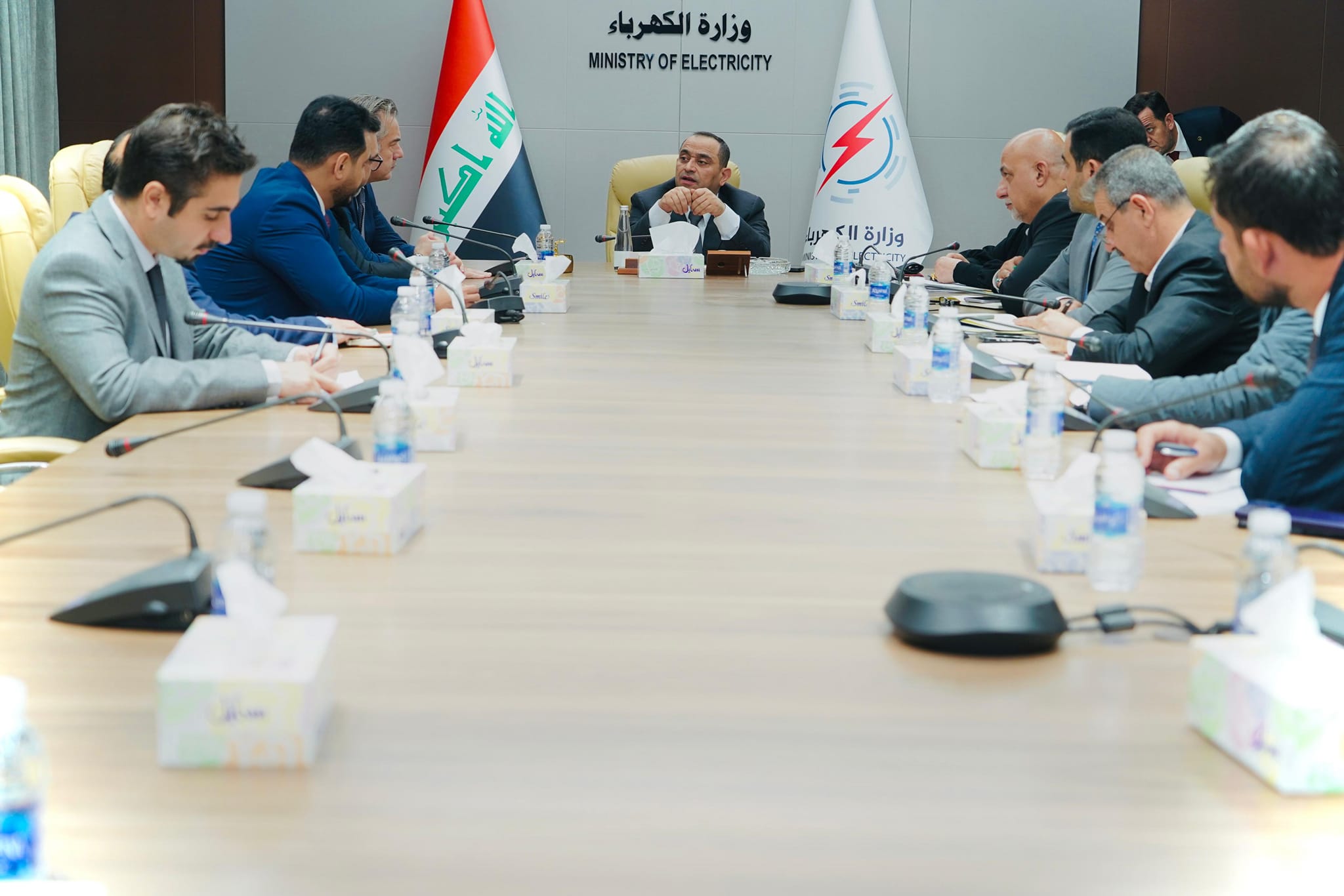 جانب من مباحثات وزير الكهرباء العراقي مع مسؤولي الشركة القطرية