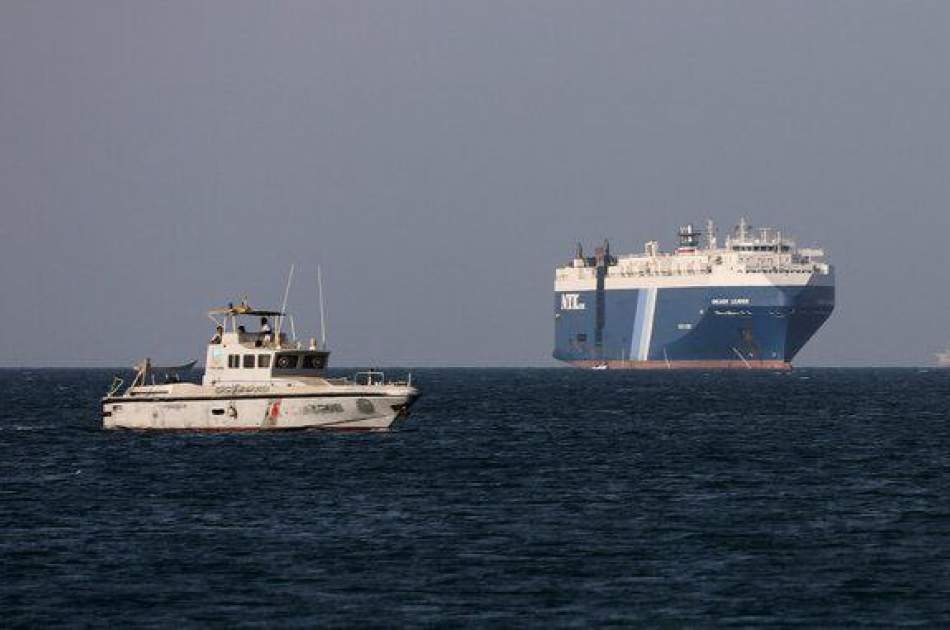 إحدى السفن التجارية في البحر الأحمر