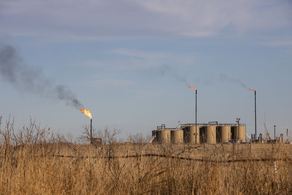 احتراق الغاز الطبيعي الزائد بالقرب من مدينة ميدلاند بولاية تكساس 