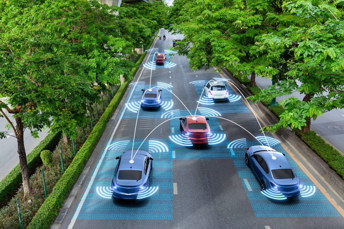 السيارات المتصلة بالانترنت والأجهزة الذكية