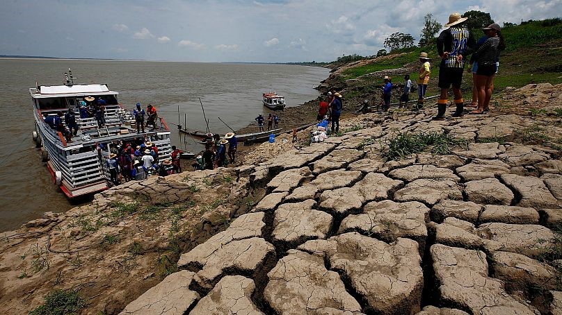 توصيل مساعدات غذائية ومائية أثناء فترة الجفاف بولاية أمازوناس في البرازيل