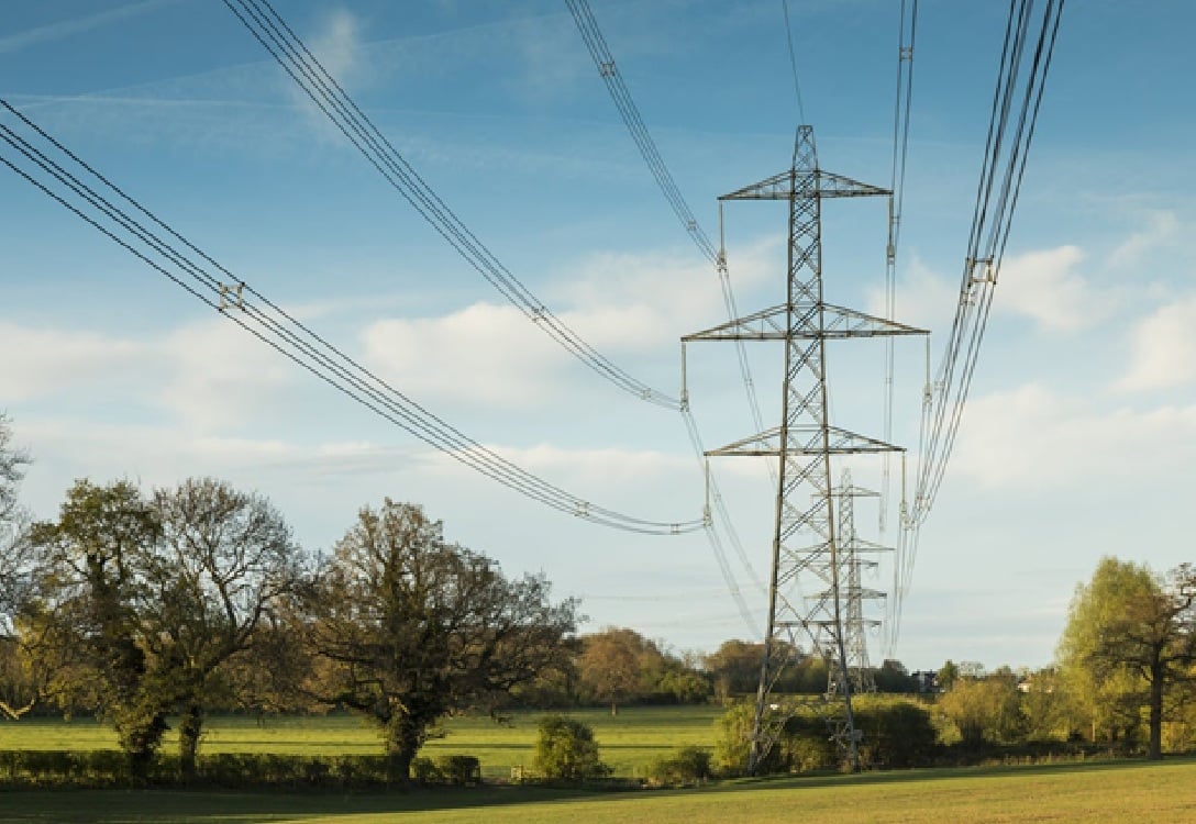 خطوط نقل الكهرباء عبر الريف في مقاطعة ليسترشاير بالمملكة المتحدة 