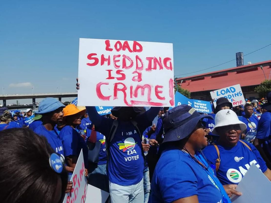 متظاهرون ضد أزمة انقطاع الكهرباء في جنوب أفريقيا