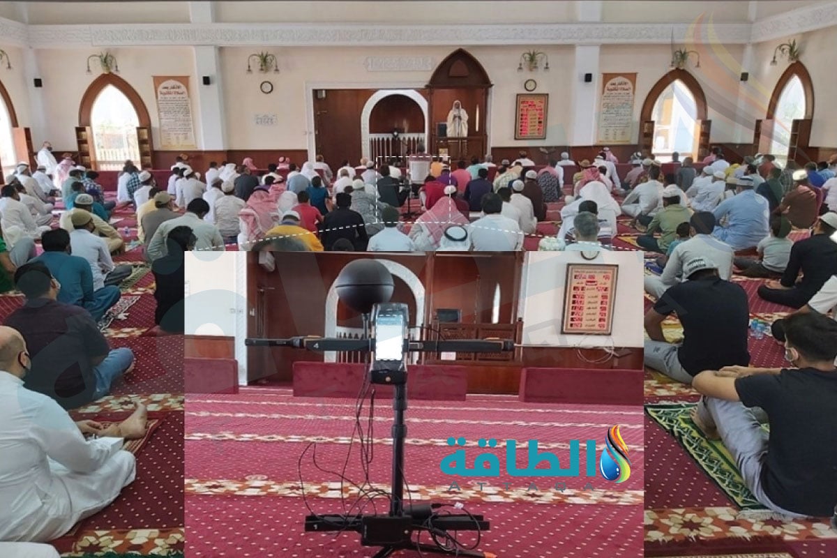صورة داخلية توضح تسجيل ومتابعة بيانات الهواء داخل مسجد الحكمة أثناء أداء صلاة الجمعة