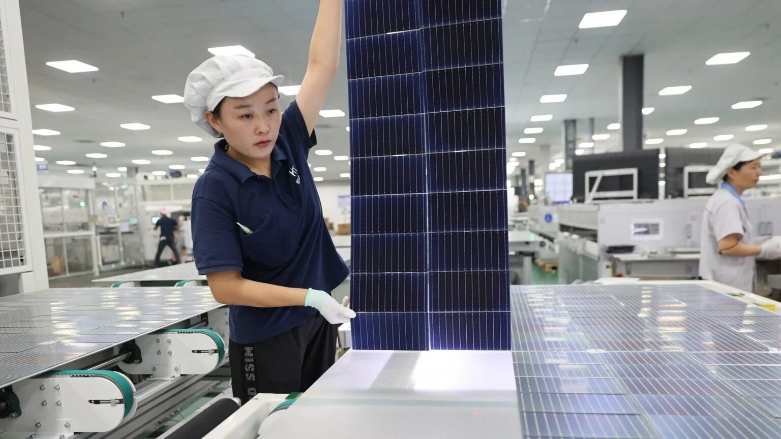 عاملة بمصنع للألواح الشمسية في الصين 