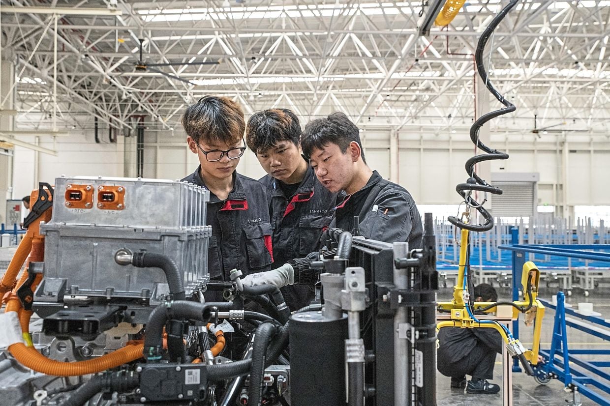 عمال داخل مصنع بطاريات في الصين