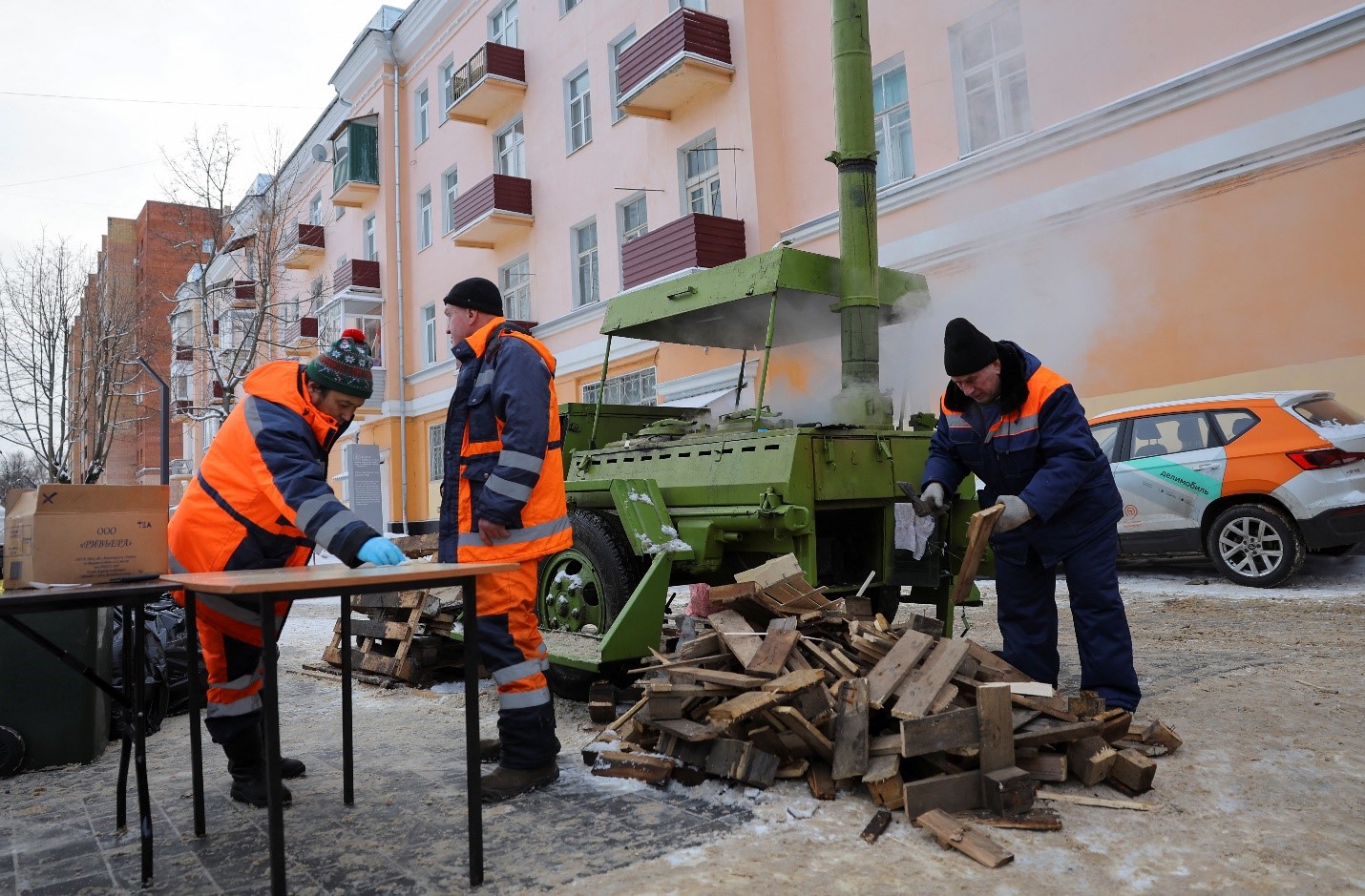 مطبخ متنقل جرى نشره للمواطنين بسبب انقطاع التدفئة المركزية عن عشرات المباني السكنية في منطقة موسكو