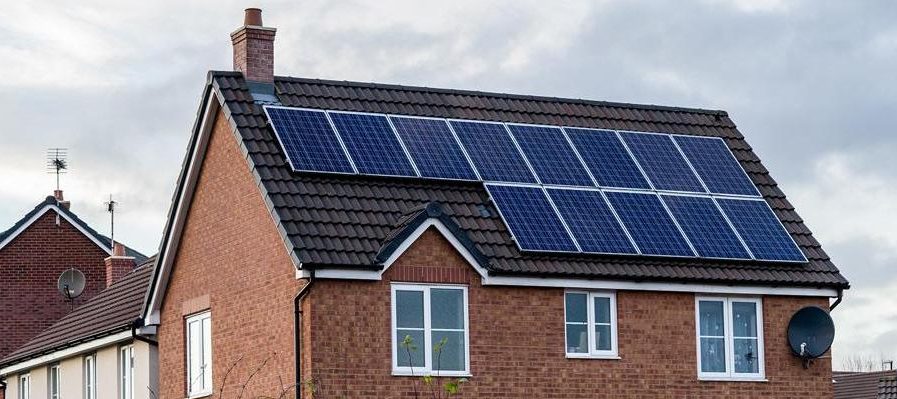 ألواح طاقة شمسية على سطح منزل بريطاني