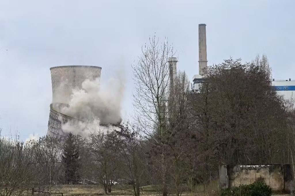 تفجير برج تبريد في محطة كهرباء تعمل بالفحم