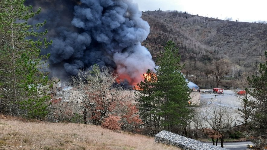 جانب من حريق مخزن بطاريات الليثيوم في فرنسا