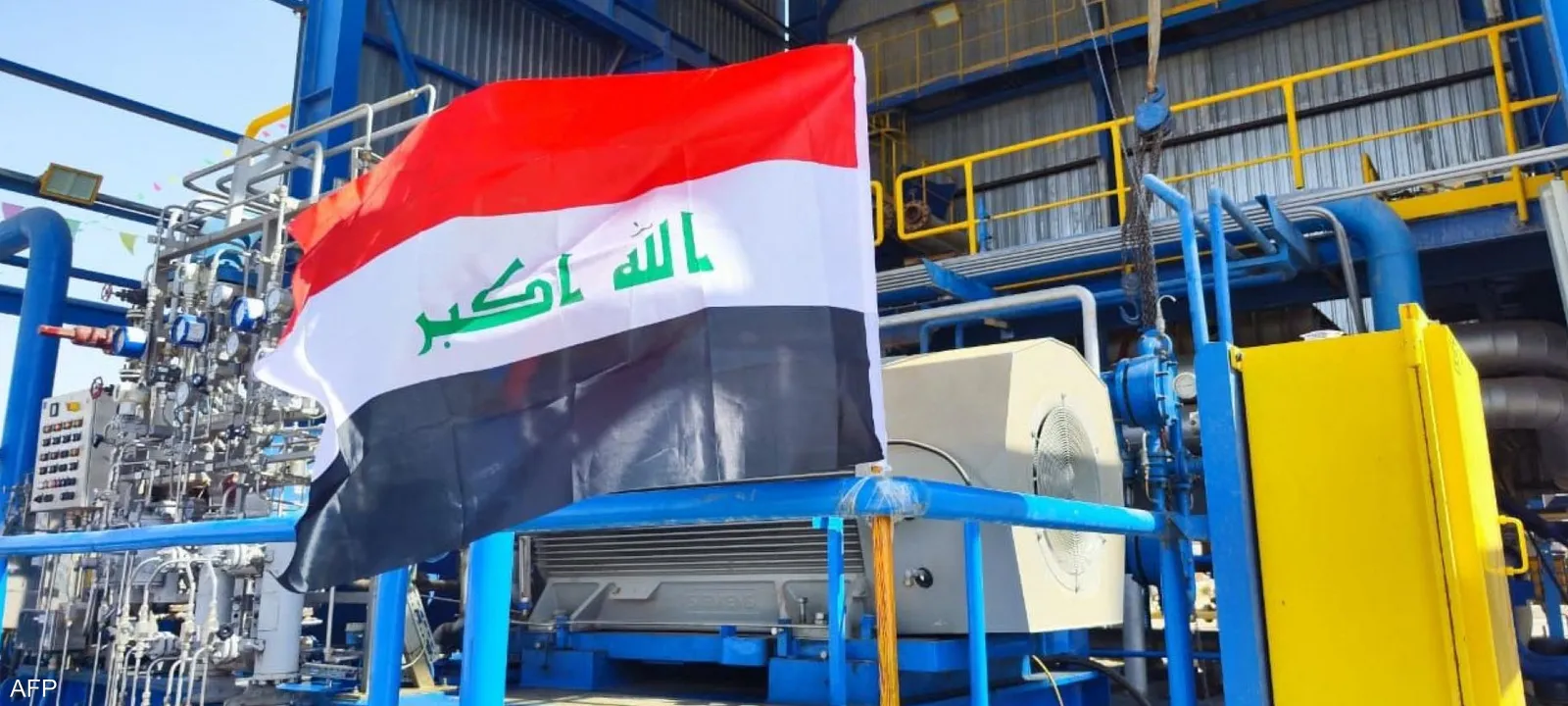 علم العراق داخل أحد المنشآت النفطية