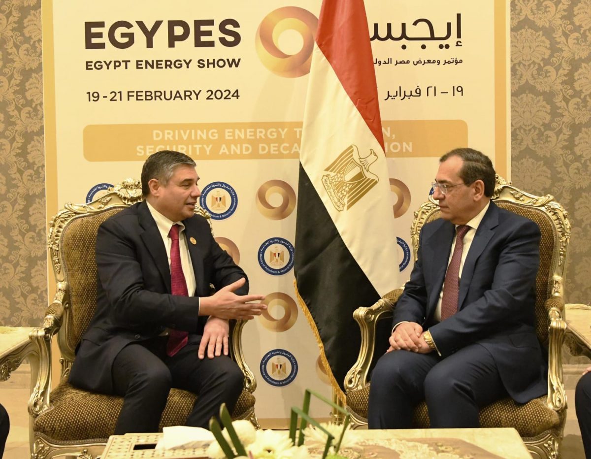 وزير البترول المصري مع رئيس شركة بيكر هيوز الأميركية