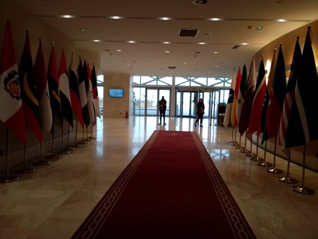 أعلام دول منتدى الدول المصدرة للغاز في مداخل القاعة التي ستحتضن القمة في الجزائر
