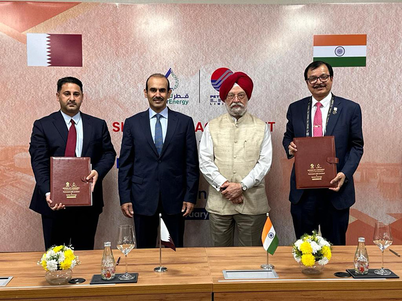 جانب من توقيع اتفاقية تصدير الغاز المسال القطري إلى الهند