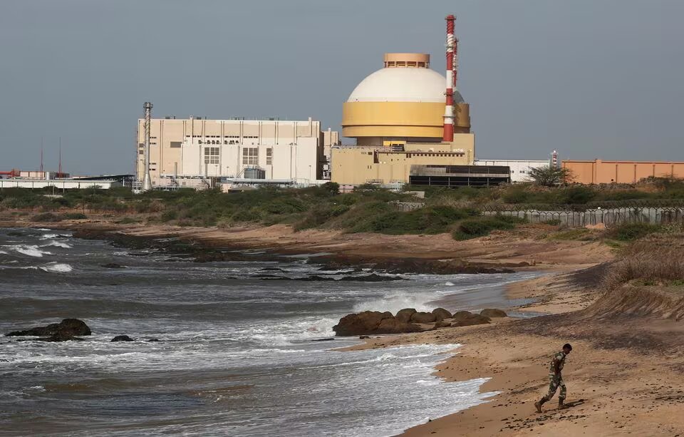 شرطي يسير على شاطئ بالقرب من مشروع كودانكولام للطاقة النووية في ولاية تاميل نادو بجنوب الهند