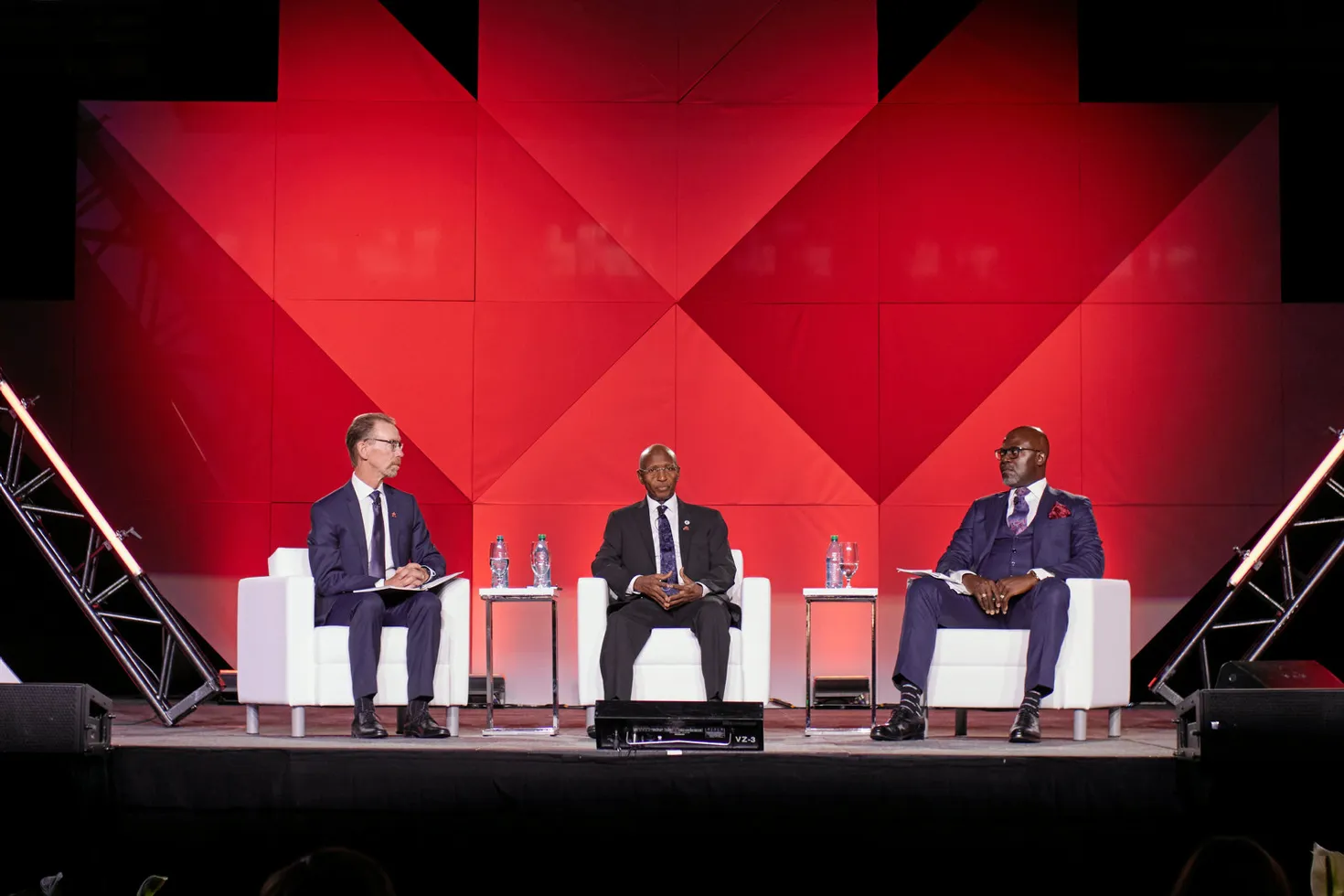 السكرتير التنفيذي لرابطة المصافي والموزعين الأفارقة أنيبور كراغافي خلال مشاركته في مؤتمر النفط العالمي الـ24 في كندا 