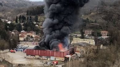 Photo of حريق يلتهم 900 طن من بطاريات الليثيوم في فرنسا (فيديو)