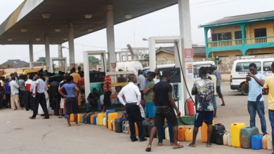 Photo of ندرة الوقود تعيد طوابير الانتظار إلى محطات المحروقات في لاغوس النيجيرية