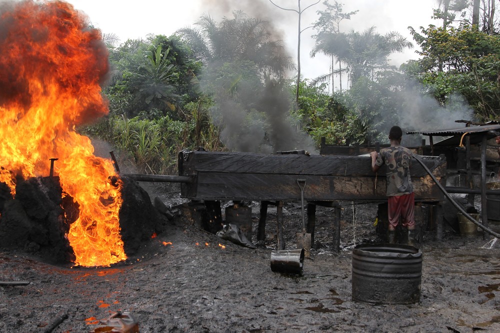 أحد مواقع سرقة النفط في نيجيريا